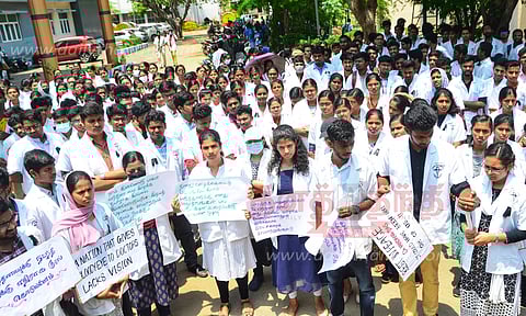 மதுரை மருத்துவ கல்லூரி மாணவர்கள் மவுன அஞ்சலி