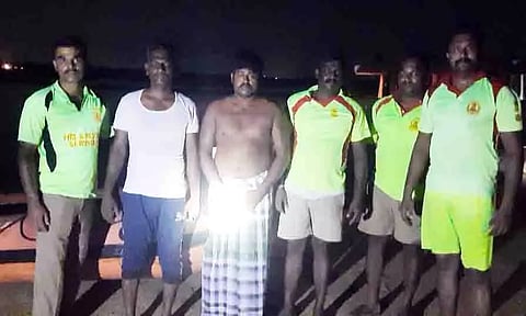 கொள்ளிடம் ஆற்றில் சிக்கிய லாரி டிரைவர் உயிருடன் மீட்பு