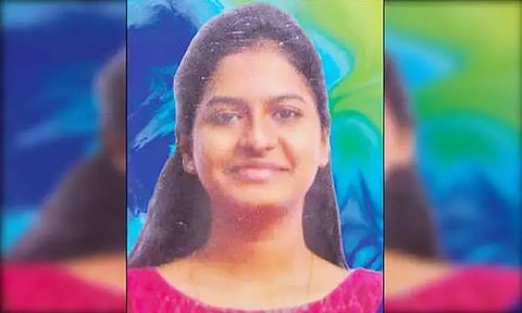 சென்னையில் கல்லூரி மாணவி தற்கொலை சம்பவத்தில் திடீர் திருப்பம் - 3 பேர் கைது