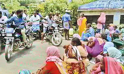 வாலாஜாபாத் அருகே தேசிய ஊரக திட்ட பணி வழங்காததை கண்டித்து கிராம மக்கள் மறியல்