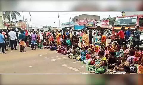 தீபாவளி சீட்டு நடத்தி மோசடி செய்தவரை கைது செய்யக்கோரி பொதுமக்கள் சாலை மறியல் - போக்குவரத்து பாதிப்பு