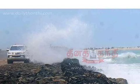 தனுஷ்கோடியில் கடல் சீற்றம்