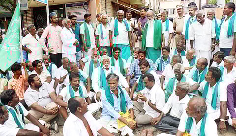 வங்கியை முற்றுகையிட்ட விவசாயிகள் 80 பர் கைது