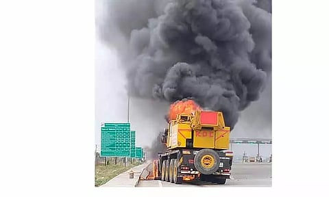ராட்சத கிரேன் வாகனத்தில் தீ