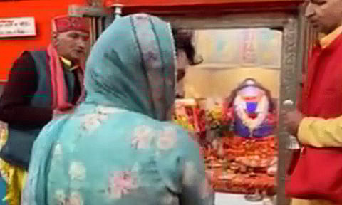 கர்நாடகாவில் காங்கிரஸ் முன்னிலை: சிம்லாவில் உள்ள அனுமன் கோயிலில் பிரியங்கா காந்தி வழிபாடு