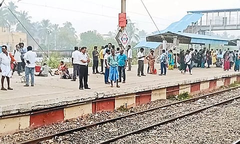 மீஞ்சூர் அருகே தொழில்நுட்பக் கோளாறால் எக்ஸ்பிரஸ் ரெயில் நடுவழியில் நின்றது - புறநகர் ரெயில் சேவை பாதிப்பு