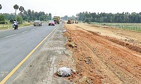 கிழக்கு கடற்கரை சாலை விரிவாக்க பணிகளை விரைந்து முடிக்க வேண்டும் - பொதுமக்கள் கோரிக்கை