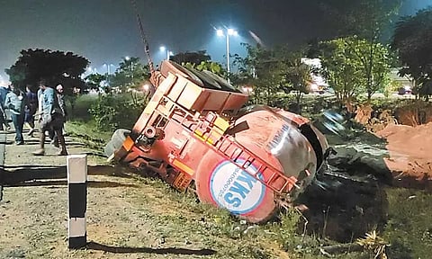 குன்றத்தூர் அருகே லாரி கவிழ்ந்து விபத்து