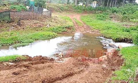 சேறும், சகதியுமான மண்சாலையால் கிராம மக்கள் அவதி