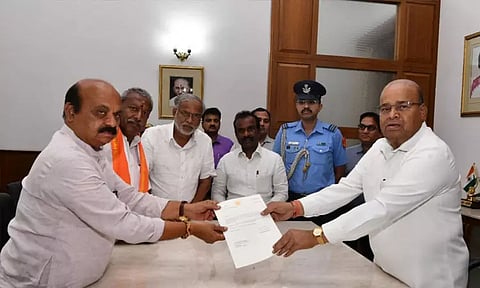 கர்நாடகா: கவர்னரிடம் பதவி விலகல் கடிதம் வழங்கினார் முதல்-மந்திரி பசவராஜ் பொம்மை