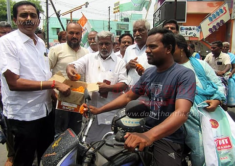 கர்நாடக சட்டசபை தேர்தலில் வெற்றி:நாமக்கல்லில் காங்கிரசார் இனிப்பு வழங்கி கொண்டாட்டம்