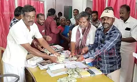 அதிகாரியிடம் ரேஷன் கார்டுகளை ஒப்படைத்த கிராம மக்கள்