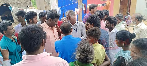 ஆக்கிரமிப்புகளை அகற்ற வந்த அதிகாரிகள்