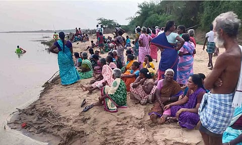 ஆற்றில் இழுத்துச்செல்லப்பட்ட விவசாயியை தேடும் பணி தீவிரம்