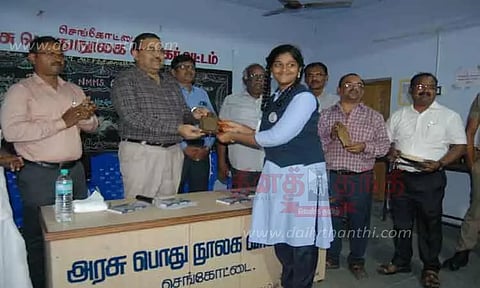 போட்டி தேர்வுகளில் வெற்றி பெற்றவர்களுக்கு பரிசு; கலெக்டர் வழங்கினார்