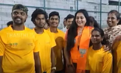 திருப்பூரில் பா.ஜ.க. சார்பில் மின்னொளி கிரிக்கெட் போட்டி - நடிகை நமீதா தொடங்கி வைத்தார்