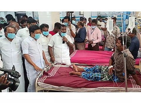 கள்ளச்சாராய விற்பனையை தடுக்காமல் காவல்துறை வேடிக்கை பார்க்கிறதுசி.வி.சண்முகம் எம்.பி. குற்றச்சாட்டு