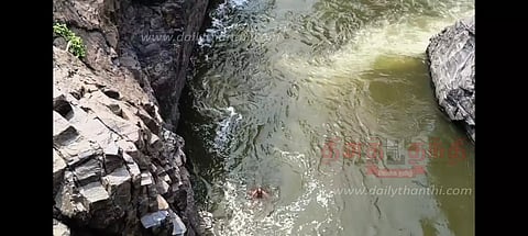 ஒகேனக்கல்லில் காவிரி ஆற்றில் அடித்து சென்றவரை மீட்ட வாலிபர்கள்