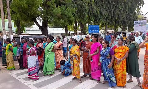 தொழிலாளி தூக்குப்போட்டு தற்கொலை; உறவினர்கள் மறியல்