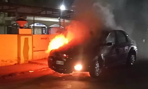 அரசு ஆஸ்பத்திரி முன்பு திடீரென்று தீப்பற்றி எரிந்த கார்