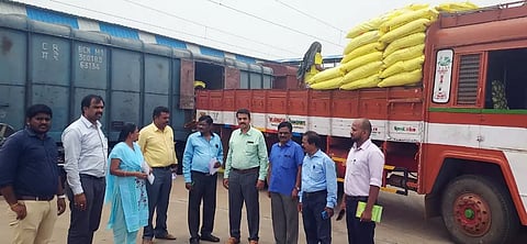 1,312 மெட்ரிக் டன் உர மூட்டைகள் சரக்கு ரெயிலில் புதுக்கோட்டை வந்தது