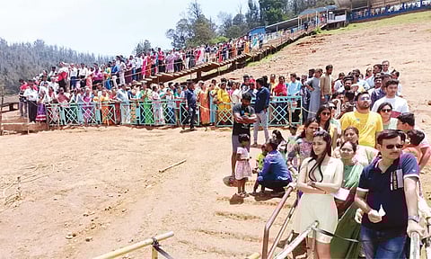 நீலகிரியில் களைகட்டிய கோடை சீசன் - படகு சவாரி செய்து சுற்றுலா பயணிகள் மகிழ்ச்சி