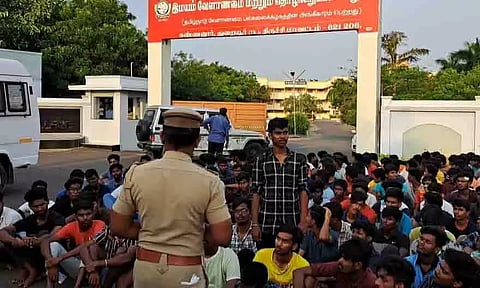 கல்லூரி விடுதி உணவில் பல்லி கிடந்ததால் மாணவர்களுக்கு வாந்தி-மயக்கம்