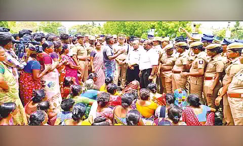 விழுப்புரம்-செங்கல்பட்டு மாவட்டத்தில் விஷ சாராயம் குடித்ததால் 10 பேர் பலி - 7 போலீஸ் அதிகாரிகள் இடைநீக்கம்