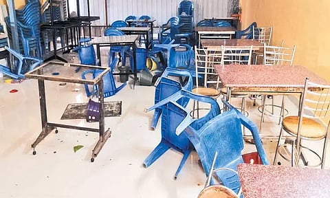 ஊரப்பாக்கம் அருகே டாஸ்மாக் கடையை முற்றுகையிட்டு பாரை சூறையாடிய பெண்கள்