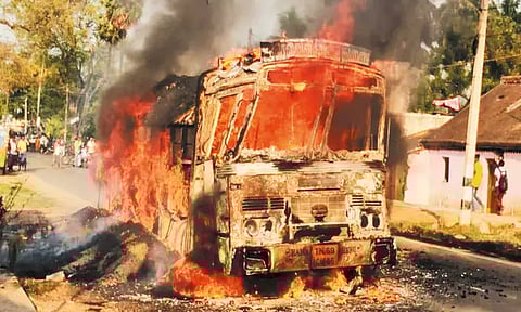 சாலையில் சென்றபோது டயர் வெடித்த விபத்தில் லாரி தீப்பிடித்து எரிந்ததால் பரபரப்பு