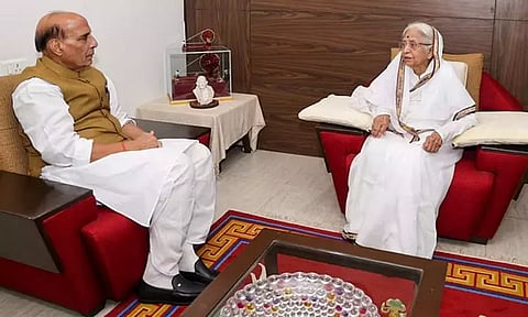 முன்னாள் ஜனாதிபதி பிரதிபா பாட்டீலுடன் பாதுகாப்புத்துறை மந்திரி ராஜ்நாத் சிங் சந்திப்பு..!