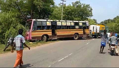 அரசு பஸ் மரத்தில் மோதி 10 பேர் காயம்