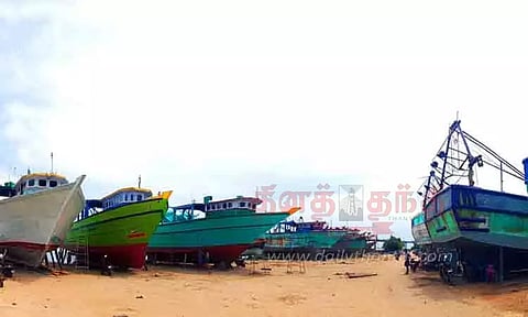 கடற்கரையில் நிறுத்தி வைக்கப்பட்ட விசைப்படகுகள்