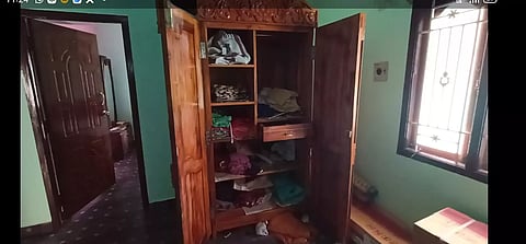 ஓய்வு பெற்ற வங்கி அதிகாரி வீட்டில் 10 பவுன் நகை-ரூ.90 ஆயிரம் திருட்டு