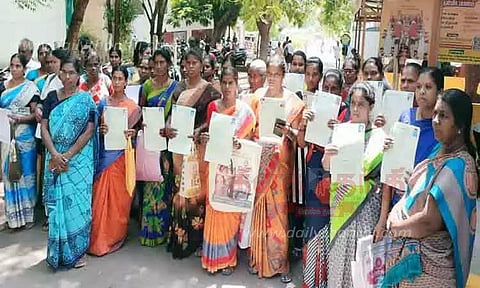 இலவச தையல் எந்திரம் வழங்க வேண்டும்