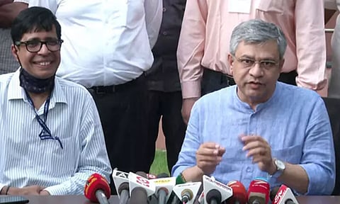 நாடு முழுவதும் அனைத்து ரெயில் நிலையங்களிலும் ஒரே மாதிரியான பெயர் பலகைகள் ரெயில்வே மந்திரி அறிவிப்பு