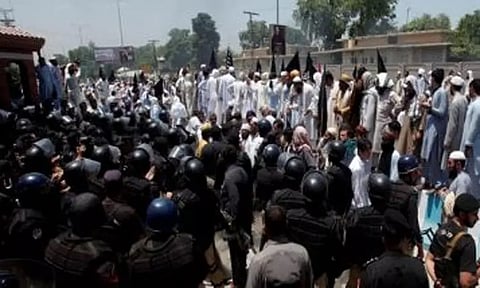 பாகிஸ்தானில் இரு தரப்பினருக்கிடையே நடந்த மோதலில் 16 பேர் பலி