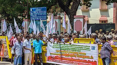 பழனி முருகன் கோவில் அலுவலகம் முன்பு மாற்றுத்திறனாளிகள் காத்திருப்பு போராட்டம்