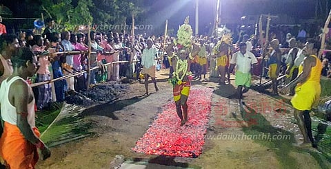 இருக்கை செல்லமுத்து மாரியம்மன் கோவிலில் தீமிதி விழா