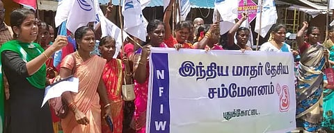 மறியலில் ஈடுபட்ட மாதர் சங்கத்தினர் கைது