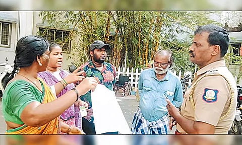 திருவள்ளூர் மாவட்ட கலெக்டர் அலுவலக வளாகத்தில் தொழிலாளி குடும்பத்துடன் தற்கொலை முயற்சி