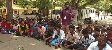 கொளஞ்சியப்பர் அரசு கல்லூரியில் மாணவர்கள் உள்ளிருப்பு போராட்டம்