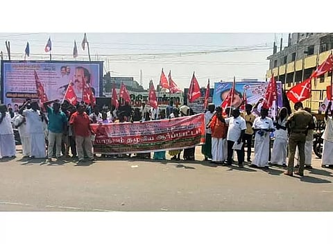 விழுப்புரத்தில்விவசாயிகள் சங்கத்தினர் ஆர்ப்பாட்டம்