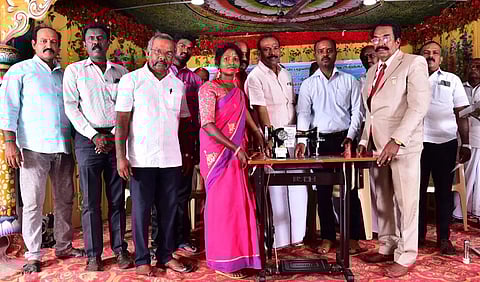 ஏழை பெண்களுக்கு தையல் எந்திரம் வழங்கும் விழா