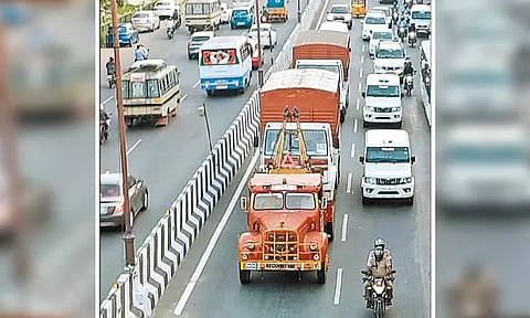 ரிசர்வ் வங்கியில் இருந்து ரூ.535 கோடியுடன் சென்ற கன்டெய்னர் லாரி தாம்பரத்தில் பழுதாகி நின்றது - ராட்சத கிரேன் வாகனம் மூலம் இழுத்து செல்லப்பட்டது