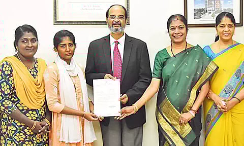 பிளஸ்-2 தேர்வில் மாநகராட்சி பள்ளி அளவில் முதல் இடம் பிடித்த மாணவி காயத்ரி, எத்திராஜ் கல்லூரியில் சேர்ந்தார்