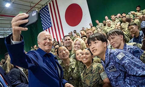 ஜப்பான் சென்றடைந்த அமெரிக்க அதிபர் பைடன்; ராணுவ வீரர்களுடன் செல்பி எடுத்து உற்சாகம்