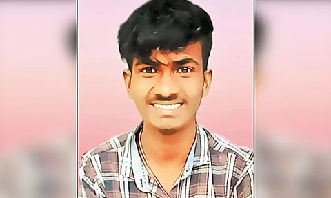 கனகம்மாசத்திரம் அருகே பனை மரத்திலிருந்து தவறி விழுந்த தனியார் நிறுவன ஊழியர் சாவு