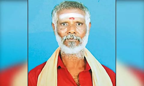 கூடுவாஞ்சேரி ரெயில் நிலையம் அருகே முட்புதரில் எரிந்த நிலையில் தொழிலாளி பிணம் - கொலையா? போலீசார் விசாரணை