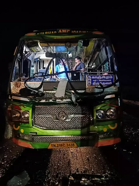 பஸ் கண்ணாடி உடைப்பு